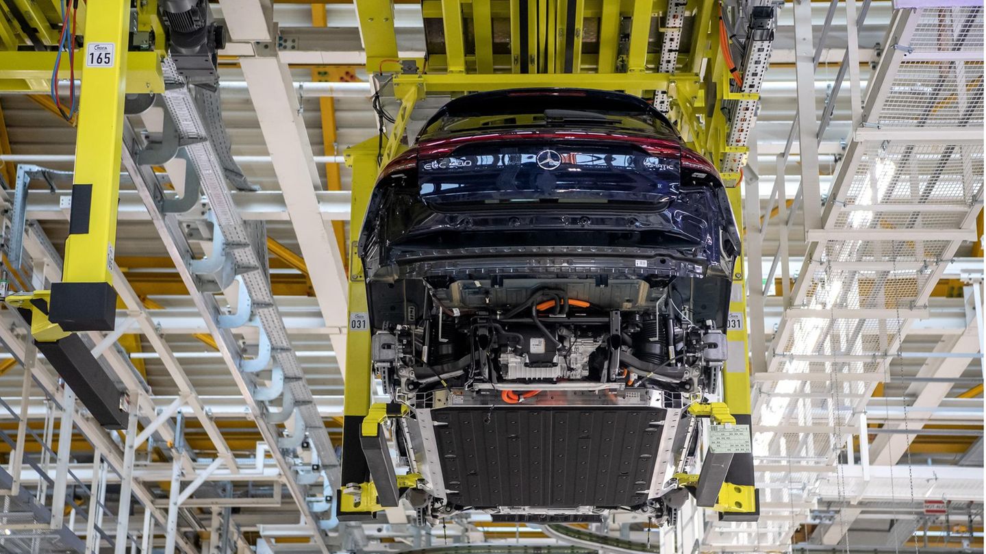 Ein Mercedes-Benz EQC wird nach der Batteriemontage durch das Werk transportiert.