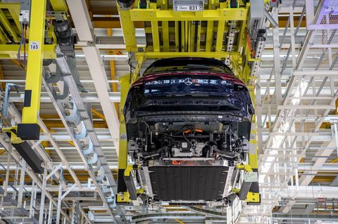 Ein Mercedes-Benz EQC wird nach der Batteriemontage durch das Werk transportiert.