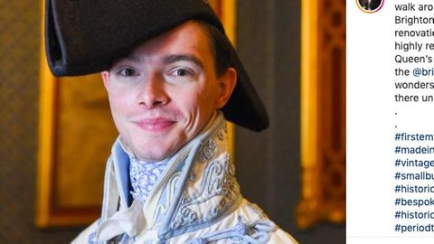 Zack Pinsent aus England trägt ausschließlich historische Outfits