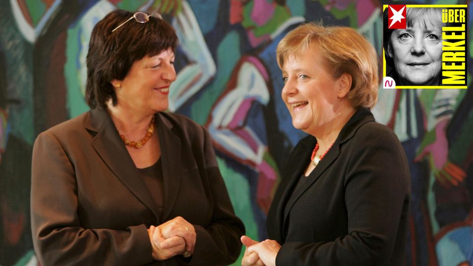 Ulla Schmidt mit Angela Merkel vor einer Kabinettssitzung 2007
