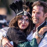 Er ist aktuell der Mann an ihrer Seite: 2020 gab Anouschka Renzi die Verlobung mit dem Schauspieler Marc Zabinski bekannt. Beide sollen seit 2014 ein Paar sein. Kennengelernt haben sie sich laut Renzi bei Theaterproben. Beide standen auch 2021 beim Piraten Open Air in Grevesmühlen, Mecklenburg-Vorpommern zusammen auf der Bühne.