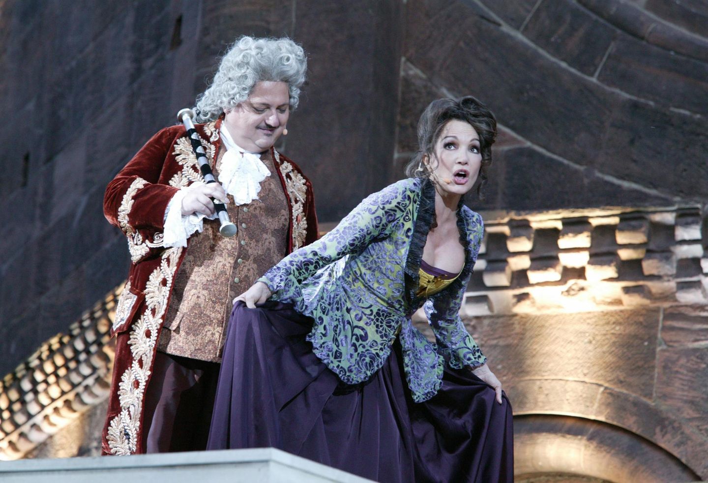 Die Schauspielerin verfügt über eine reiche Bühnenerfahrung. 2011 spielte sie zusammen mit Jürgen Tarrach bei den Nibelungen Festspielen in Worms "Die Geschichte des Joseph Süß Oppenheimer, genannt Jud Süß". Ausgerichtet werden die von dem umstrittenen Regisseur Dieter Wedel, für den Renzi zuvor bereits vor der Kamera gestanden hatte.