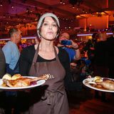 Im Dschungelcamp gibt sie gerne die unnahbare Diva, doch im echten Leben hat Anouschka Renzi ein großes Herz: Schon mehrfach hat sie bei dem von Frank Zander veranstalteten Weihnachtsfest für Obdachlose mitgeholfen und Weihnachtsgänse serviert.