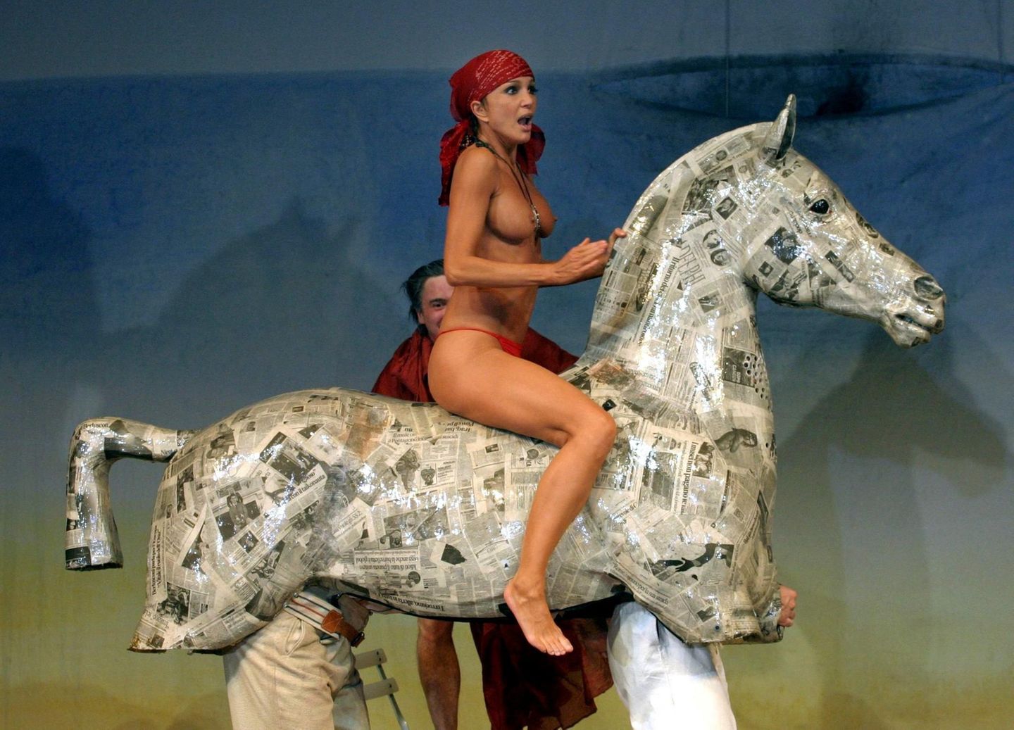 Hoch zu Ross: 2004 zeigte Anouschka Renzi am Berliner Ensemble bei ihrem Auftritt in dem Stück "Peer Gynt" von Henrik Ibsen vollen Körpereinsatz.