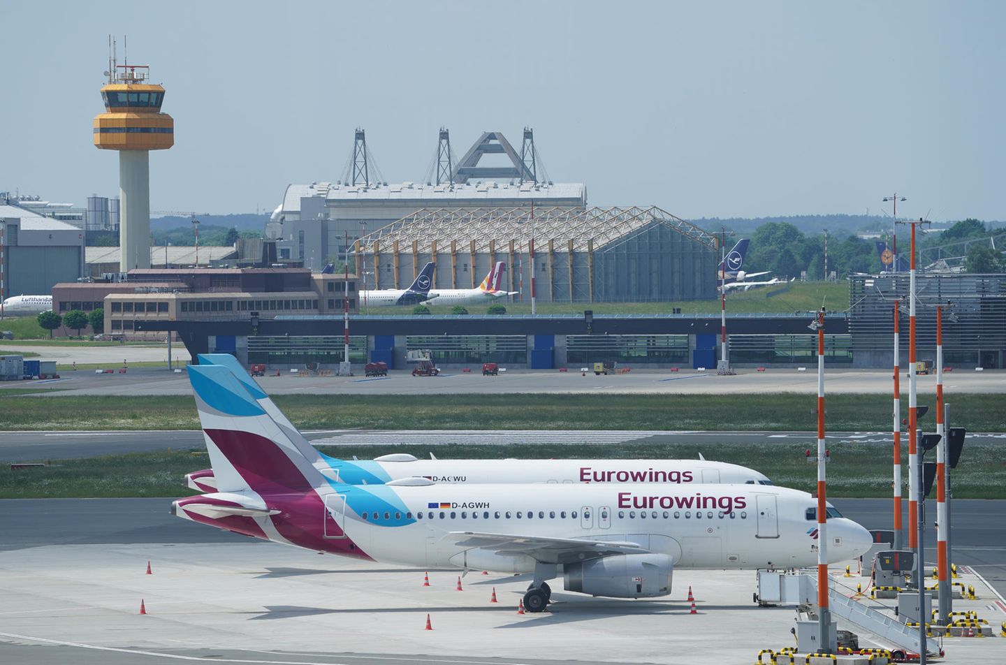 Zwei Airbus von Eurowings