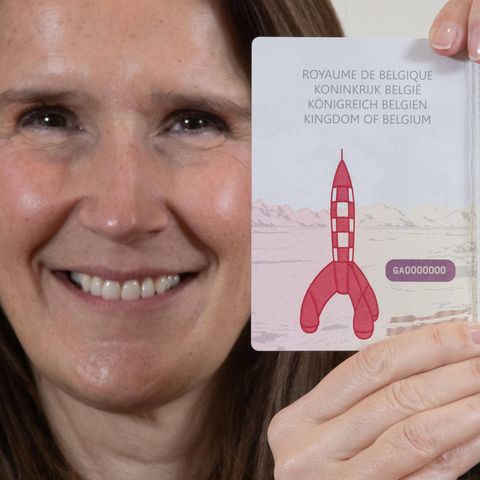 Sophie Wilmès, Außenministerin von Belgien, stellt den neuen Reisepass vor