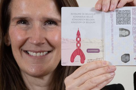 Sophie Wilmès, Außenministerin von Belgien, stellt den neuen Reisepass vor