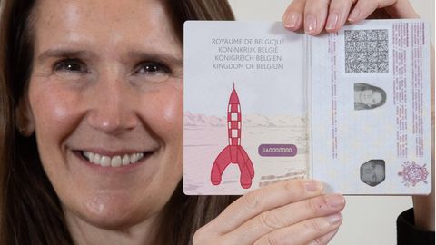 Sophie Wilmès, Außenministerin von Belgien, stellt den neuen Reisepass vor