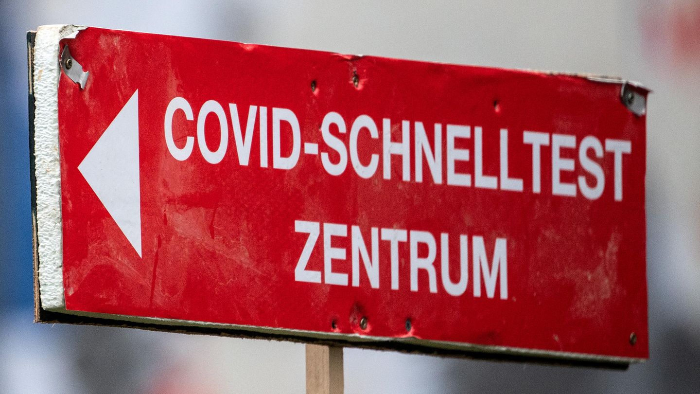 Ein Schild weist auf ein Corona-Testzentrum hin