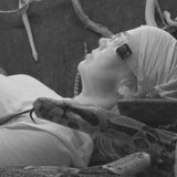 Tina Ruland muss in eine dunkle enge Gruft steigen, in die immer mehr Schlangen kamen