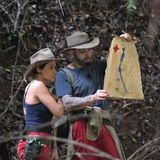 Auf der Schatzsuche mussten Harald Glööckler und Jasmin Herren Zahlen entlang eines Weges finden und sich in der richtigen Reihenfolge merken