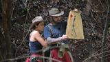 Auf der Schatzsuche mussten Harald Glööckler und Jasmin Herren Zahlen entlang eines Weges finden und sich in der richtigen Reihenfolge merken