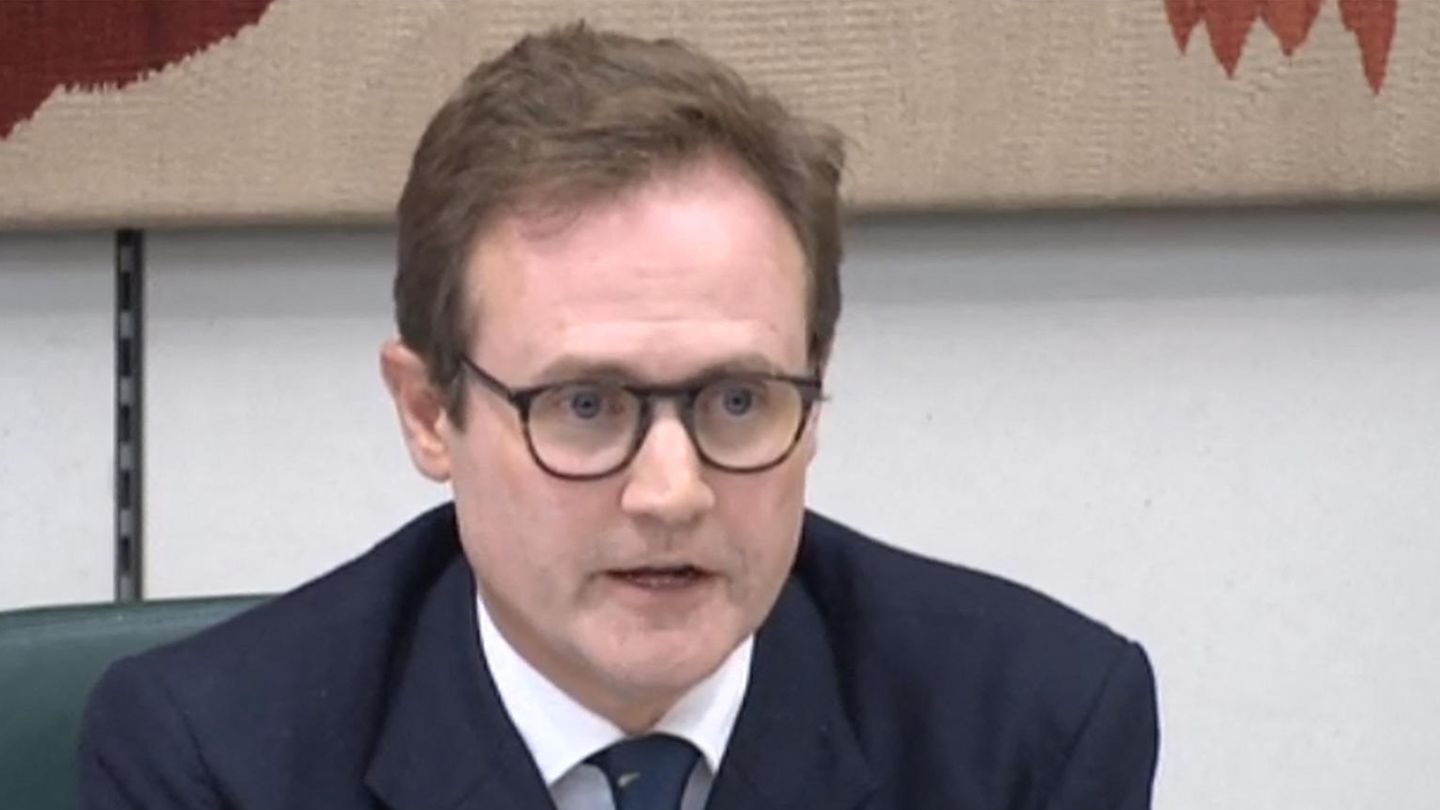 Er gilt als parteiinterner Kritiker von Boris Johnson: Tom Tugendhat sitzt in Anzug und Krawatte in einem Sitzungssaal