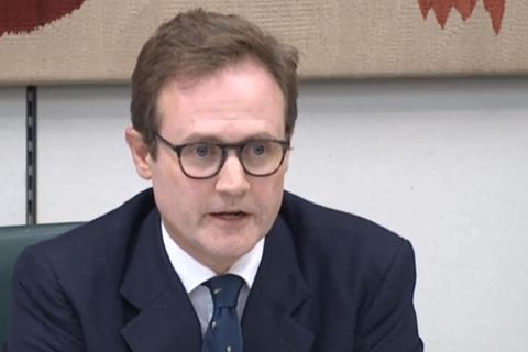 Er gilt als parteiinterner Kritiker von Boris Johnson: Tom Tugendhat sitzt in Anzug und Krawatte in einem Sitzungssaal