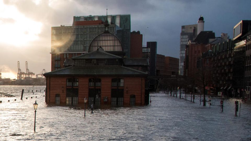 Der Fischmarkt in Hamburg steht während einer Sturmflut unter Wasser. Jetzt wird ein neuer heftiger Sturm erwartet
