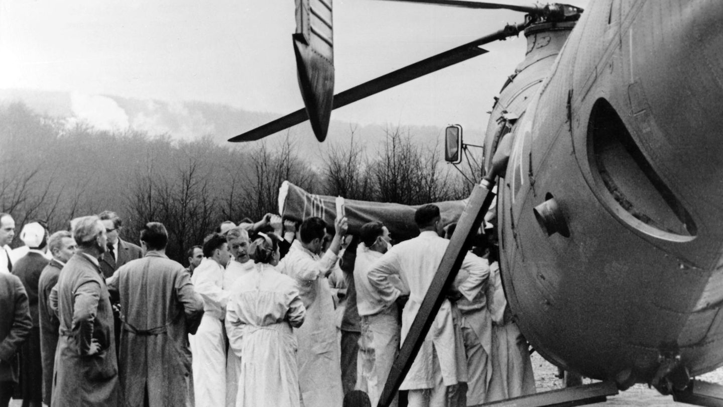 Verletzte werden nach dem Grubenunglück in Luisenthal per Helikopter ausgeflogen.