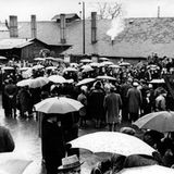 Grubenunglück Luisenthal: Angehörige haben sich nach dem Ungklück vor dem Eingang zum Grubengelände versammelt