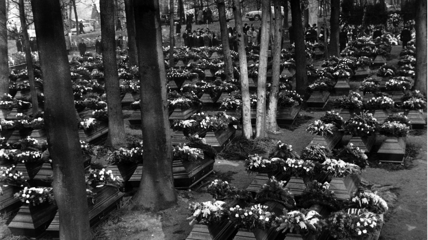 Särge der Opfer werden nach dem Grubenunglück in Luisenthal unweit des Zechengeländes aufgebahrt.