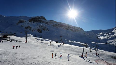 Österreich lockert Corona-Maßnahmen: Wintersportler fahren im Skigebiet Ischgl