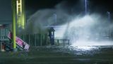 Die Gischt der aufgepeitschten Nordsee überflutet bei Sturm den Fähranleger Dagebüll