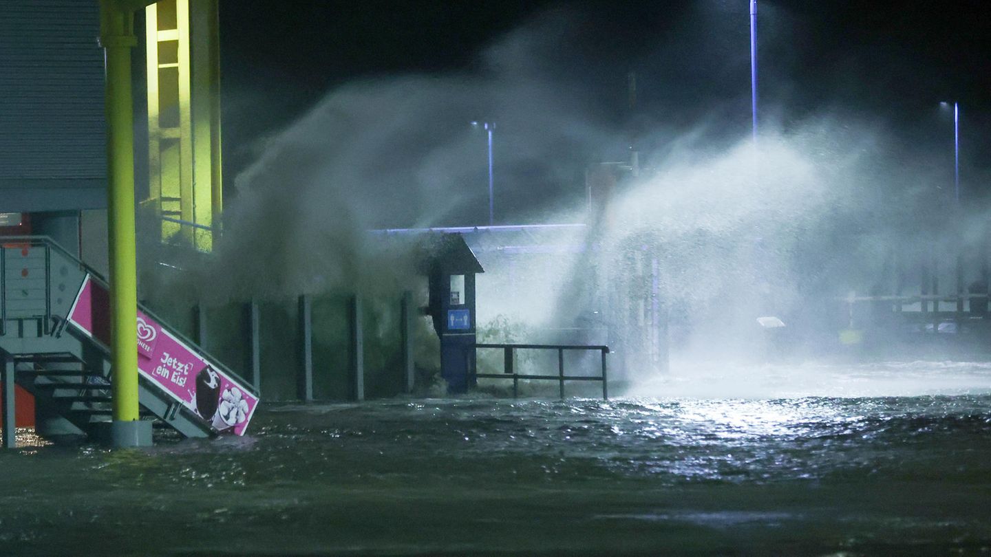 Die Gischt der aufgepeitschten Nordsee überflutet bei Sturm den Fähranleger Dagebüll