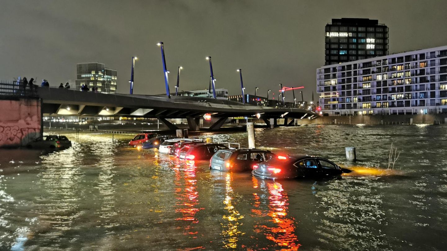 In Hamburg stehen Autos unter Wasser, nachdem Sturm "Nadia" in der Nacht auf Sonntag über die Hansestadt fegte