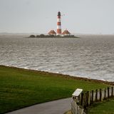 Spuren von Sturm Nadia: Der Leuchtturm Westerheversand ist vollständig vom Meer umschlossen.