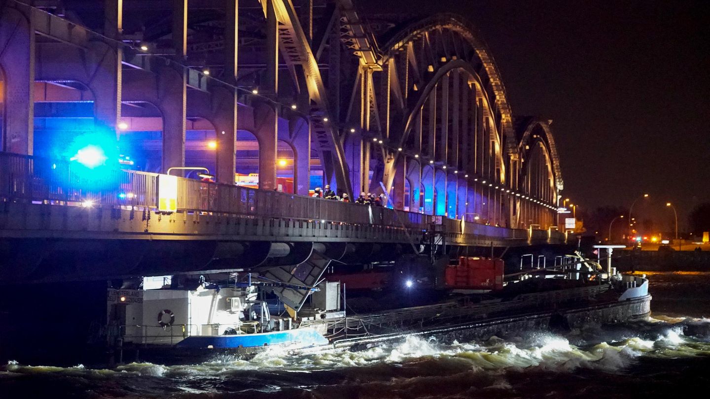 Sturm Nadia: Die Schiffsschute Lemsterland kollidiert auf der Elbe mit den Hamburger Elbbrücken
