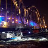 Sturm Nadia: Die Schiffsschute Lemsterland kollidiert auf der Elbe mit den Hamburger Elbbrücken