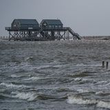 Sturmtief Nadia: In St.Peter-Ording brechen Wellen an den Pfahlbauten am vollständig überspülten Strand.