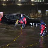 Einsatzkräfte der Feuerwehr ziehen in Hamburg Fahrzeuge aus dem Wasser. Sturmtief Nadia bescherte Hamburg eine Sturmflut.