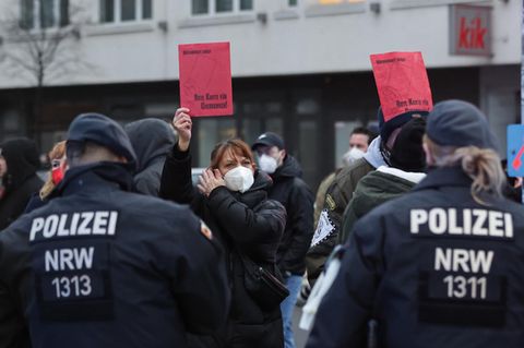 Gegendemonstranten einer Anti-Corona-Demo in Düsseldorf