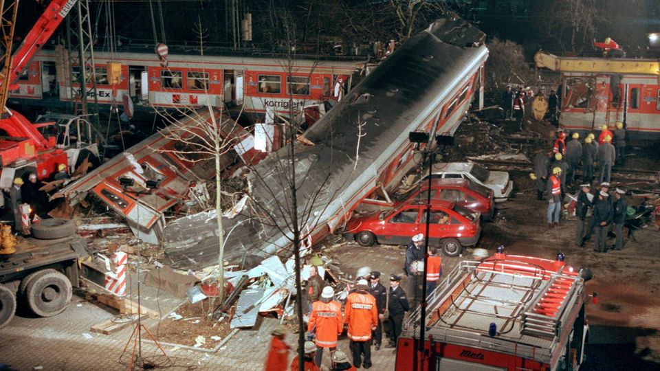 Rüsselsheim S-Bahn-Unglück: Bergungsarbeiten im Scheinwerferlicht