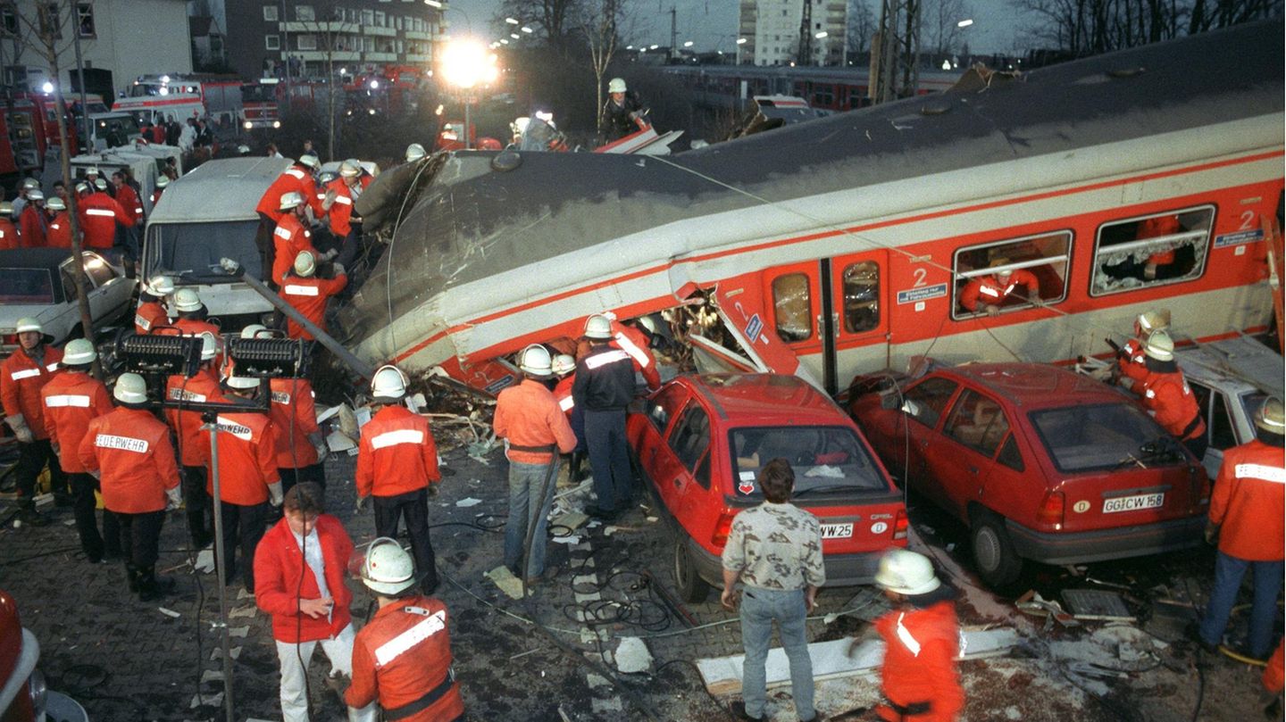 S-Bahnunglück in Rüsselsheim: Feuerwehrleute im Einsatz