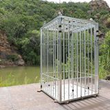 Ein Käfig, der in einen Fluss voller Nilfpferde gelassen wird, ist die Dschungel-Prüfung