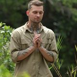 Eric Stehfest sammelt seine Energien, um dann den Moderatoren, seinem Teamkollegen und den Zuschauern eine schwerwiegende Entscheidung mitzuteilen. Auf die Frage, ob er zu dieser Dschungelprüfung antreten will, ruft der Schauspieler: "Ich bin ein Star – Holt mich hier raus!". "Ich habe keine Angst, aber im Camp gibt es Menschen, die frei heraus sagen, dass sie mich richtig scheiße finden, meine Persönlichkeit scheiße finden und meine Gefühle benutzt haben, um mir irgendwelche Geschichten zu erzählen", erklärt der 32-Jährige. Die Moderatoren und Peter Althof gucken vorerst etwas irritiert, doch weitere Erklärungen folgen.