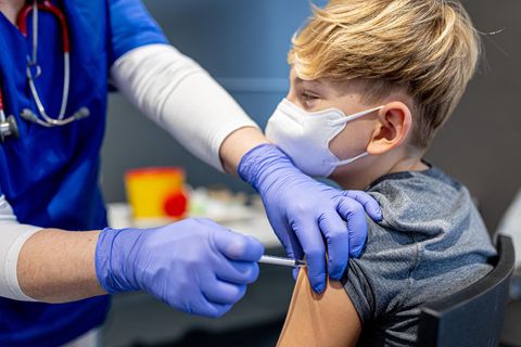 Niedersachsen, Wolfsburg: Julius lässt sich gegen das Coronavirus impfen