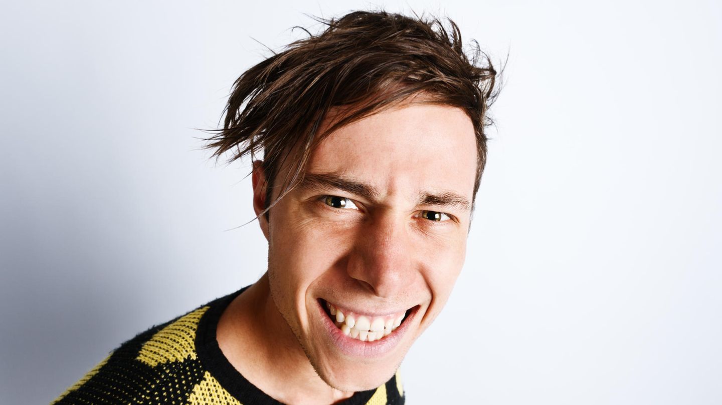Ein junger Mann mit verwuschelten Haaren