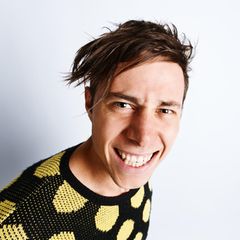 Ein junger Mann mit verwuschelten Haaren