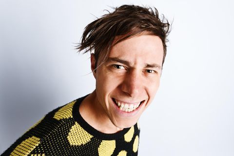 Ein junger Mann mit verwuschelten Haaren