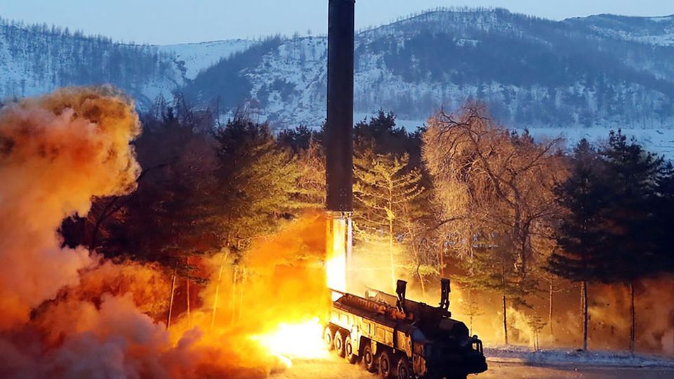 Eine Rakete startet und hüllt die mobile Startrampe in Feuerschein und Rauch