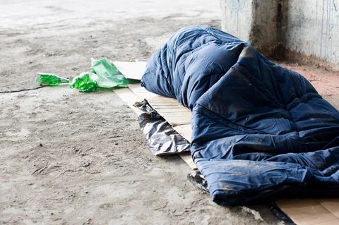 Obdachloser schläft auf dem Boden