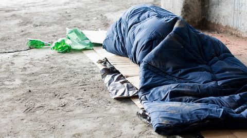 Obdachloser schläft auf dem Boden