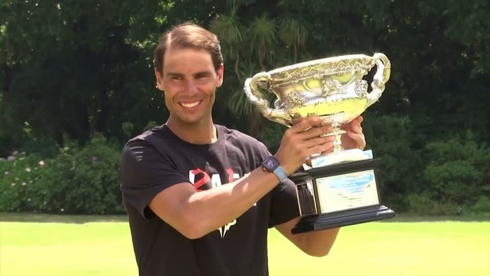 Video: Der beste aller Zeiten - Erschöpfter Nadal umarmt seine Trophäe
