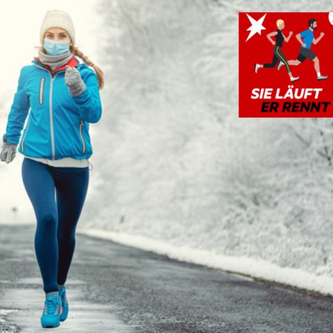Corona und Sport: Läuferin mit Maske auf einer verschneiten Straße
