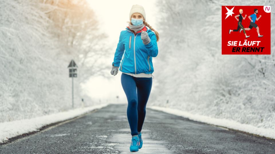 Corona und Sport: Läuferin mit Maske auf einer verschneiten Straße