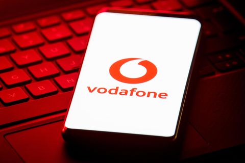 Handybildschirm zeigt Vodafone-Logo.