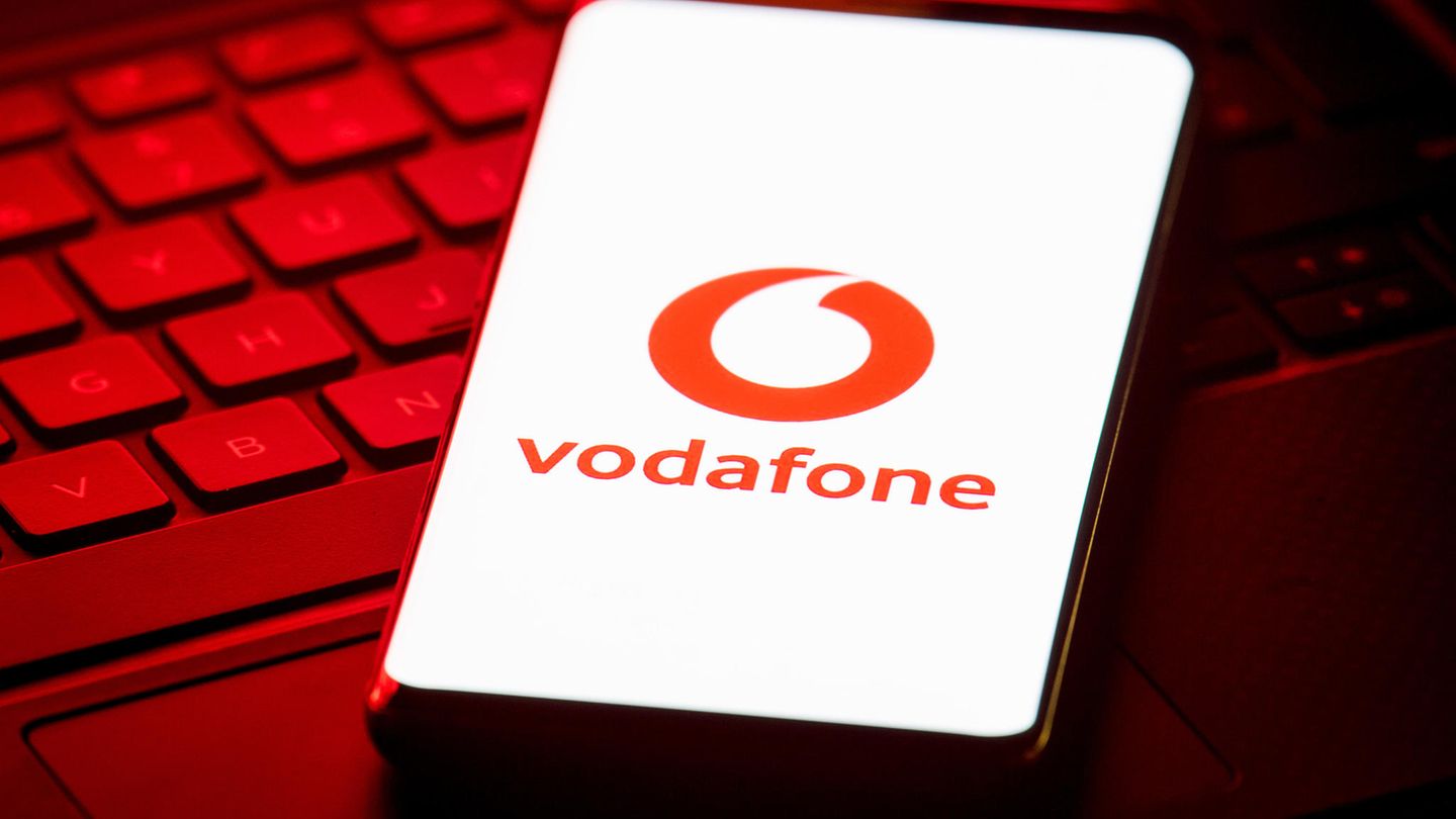 Vodafone Handybildschirm zeigt Vodafone-Logo.