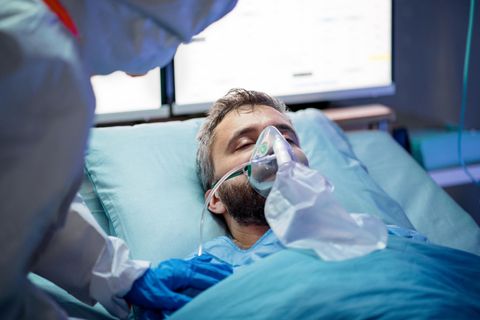 Mann mit Atemmaske im Krankenhaus
