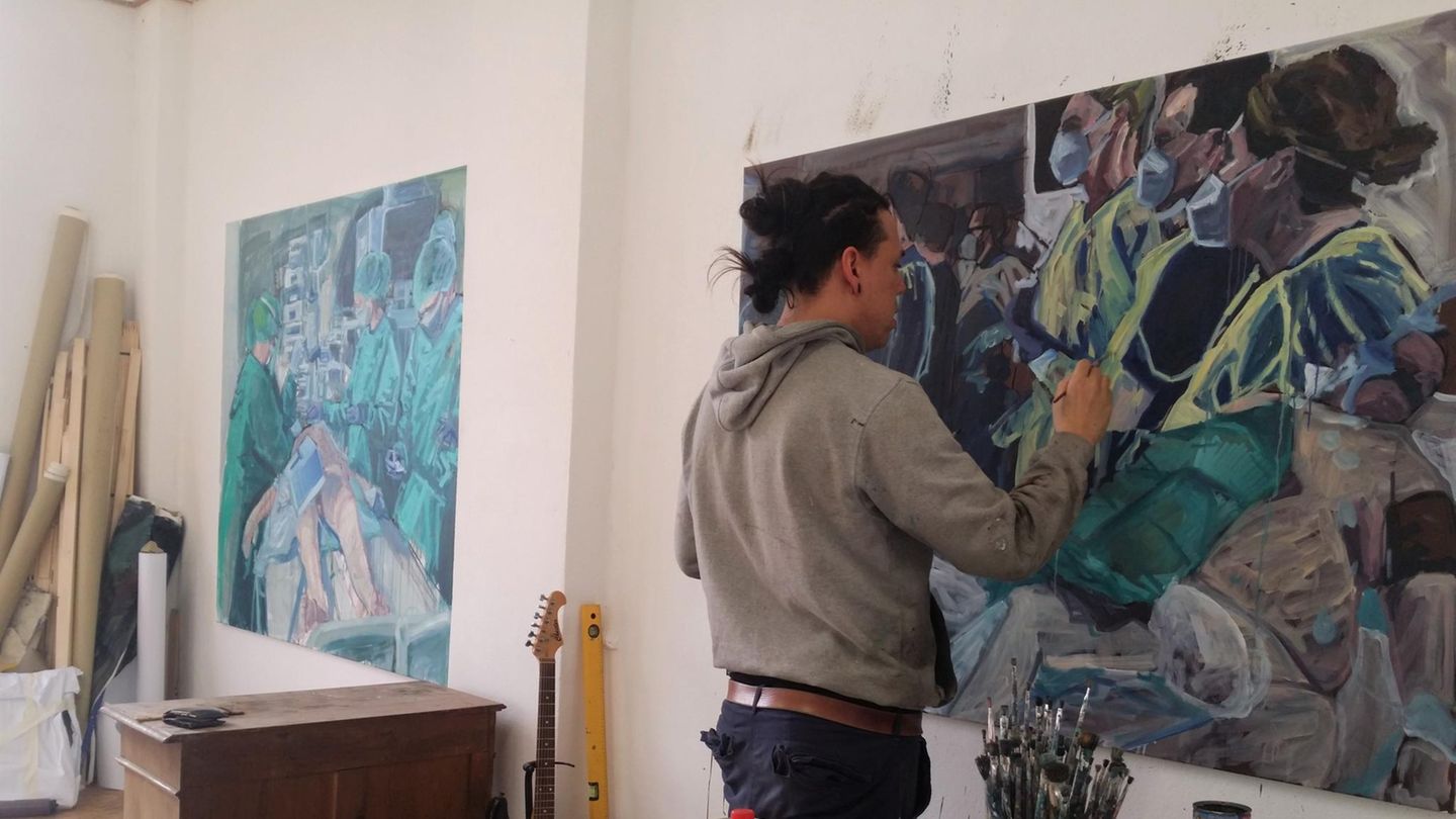 Simon Surjasentana bei der Arbeit im Atelier